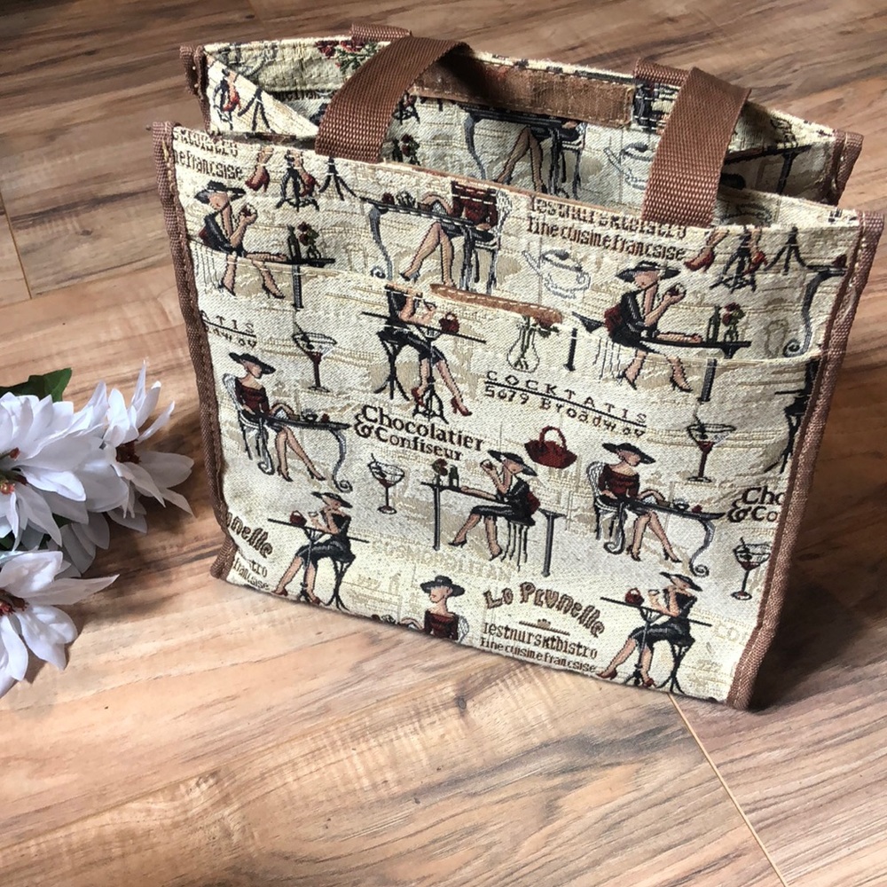 Vintage style handbag with pockets